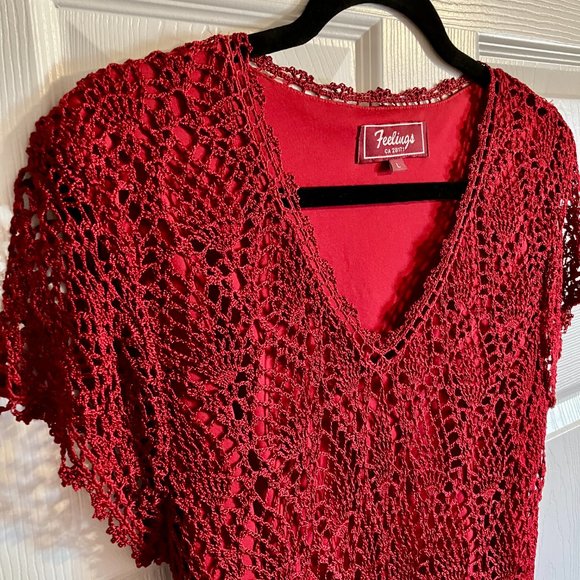 ⭐️2/$20⭐️ Red lacy, fully lined short sleeve top - size Large - Picture 2 of 7